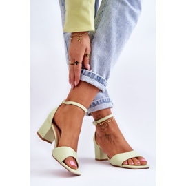 PG1 Öko-Leder-Sandalen auf einem niedrigen Absatz Hellgrün Whitney 2