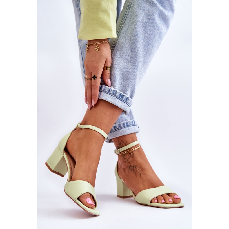 PG1 Öko-Leder-Sandalen auf einem niedrigen Absatz Hellgrün Whitney 2