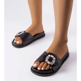 Schwarze Pantoletten mit Griegsvei-Strasssteinen verziert 1