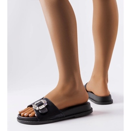 Schwarze Pantoletten mit Griegsvei-Strasssteinen verziert 2