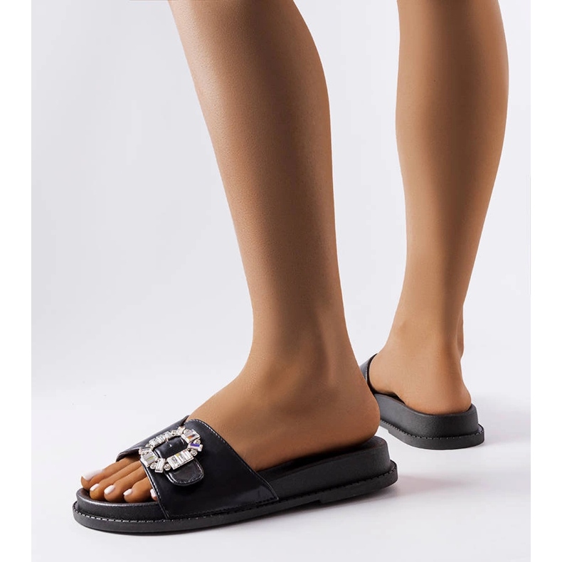 Schwarze Pantoletten mit Griegsvei-Strasssteinen verziert 2