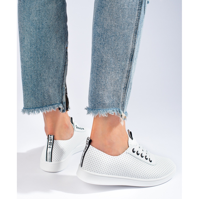 Durchbrochene weiße Shelovet Damenturnschuhe schwarz 1