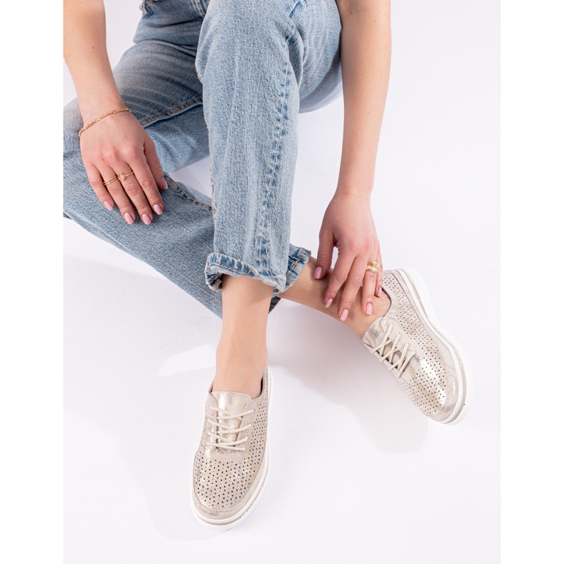 Durchbrochene Damenschuhe aus Leder auf der goldenen Plattform von Shelovet 1