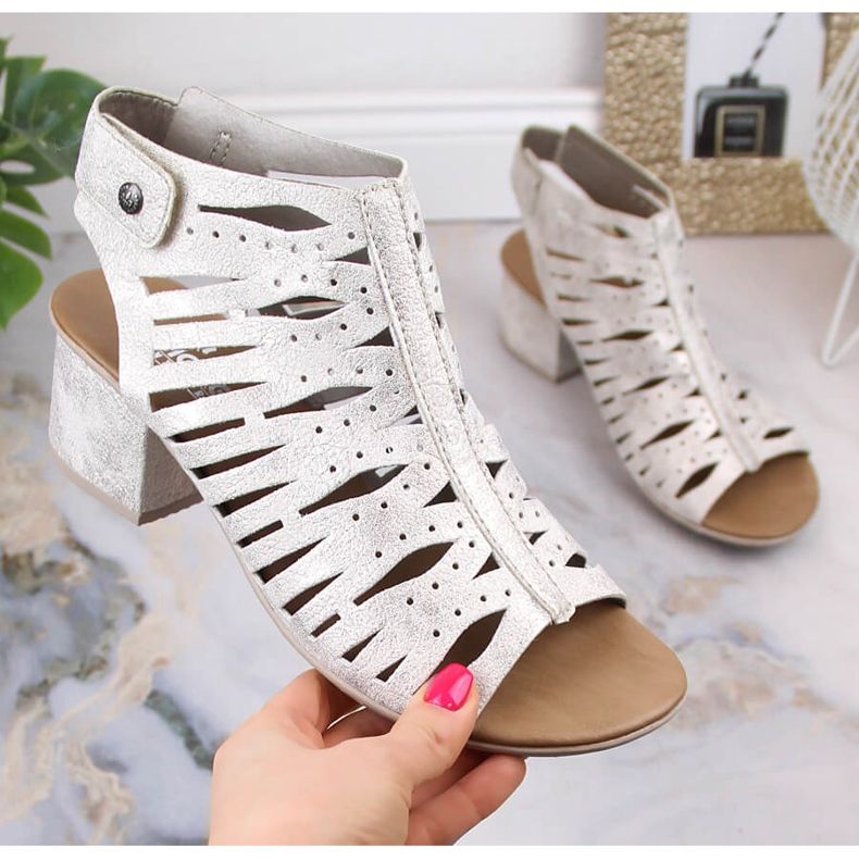 Bequeme Sandalen mit durchbrochenem Absatz Rieker 64676-60 silber- 1