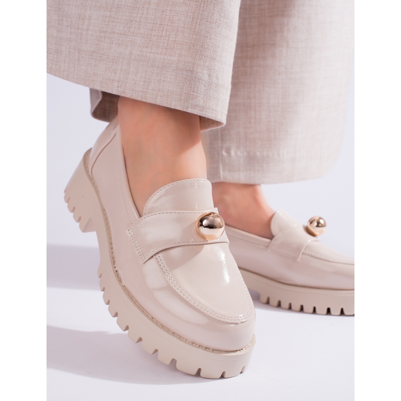 Lackierte Loafer mit Goldverzierung Shelovet beige 1