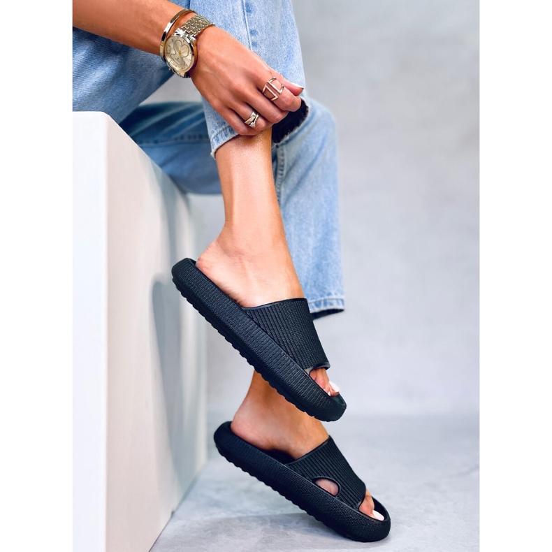 BM Yang Schwarze Kissenhausschuhe 1