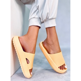 BM Yang Gelbe Kissenhausschuhe 1