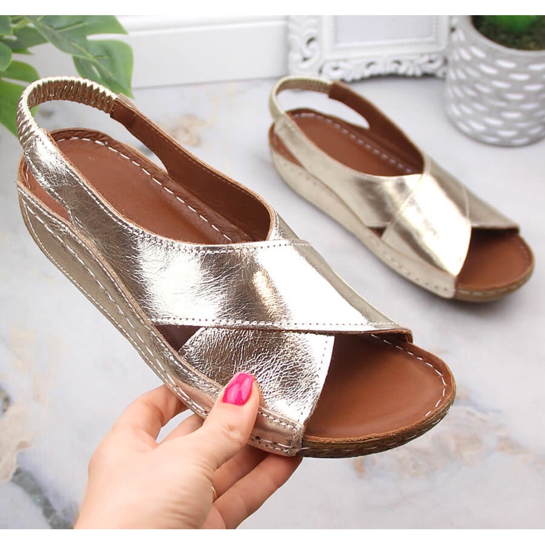 Damensandalen aus Lackleder gold T.Sokolski L22-1001 golden 1