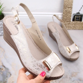 Glänzende beige Damen-Sandalen mit Keilabsatz T.Sokolski L23-444 1