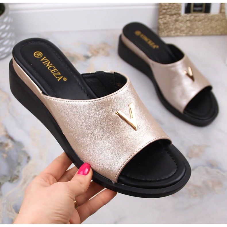 Keilsandalen für Damen mit elastischem Metallic-Gold Vinceza 17247 golden 1