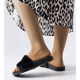 Schwarze Pantoletten mit elfenbeinfarbenem Fell 2