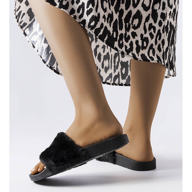 Schwarze Pantoletten mit elfenbeinfarbenem Fell 2