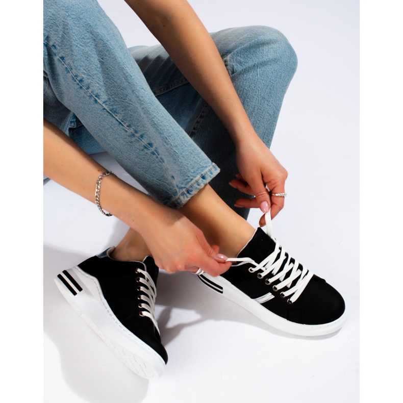 Schwarze Sneaker mit dicker Sohle von Shelovet 1