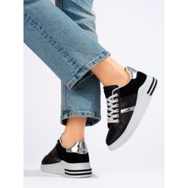 Schwarze Sneaker mit dicker Sohle von Shelovet 2