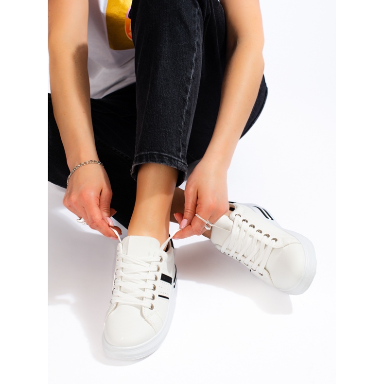 Weißer Sportschuh für Damen von Shelovet 2