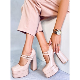 Loit Plateaupumps aus beigefarbenem Korn 1