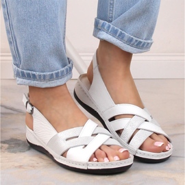 Flache Damensandalen aus weißem Leder T.Sokolski L22-521 1