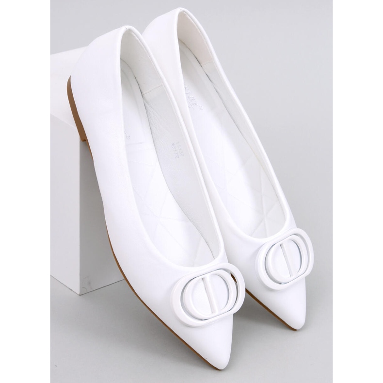 Falana Weiße Ballerinas mit Mandelzehen 1