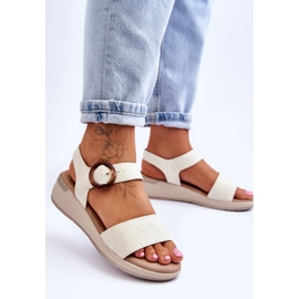 Bequeme Menaro Beige Keilsandalen 2