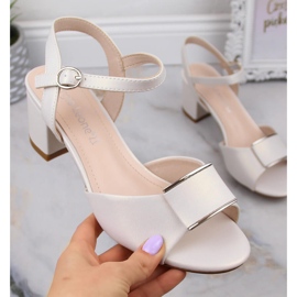 Elegante Perlensandalen für Damen auf der Post Sergio Leone SK806 weiß 1