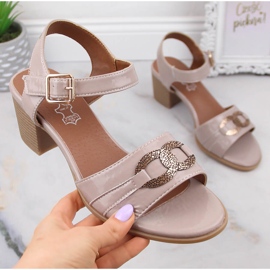 Beige lackierte Damensandalen auf der Post Jezzi SA69-31 1