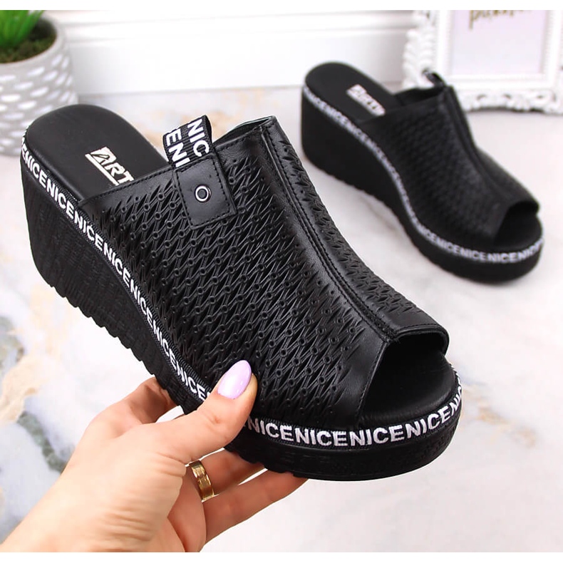 Durchbrochene Keilsandalen aus Leder für Damen schwarz Artiker 50C0523 1