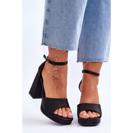 Satin-Sandalen auf massiven Absätzen Schwarze Ewigkeit 1