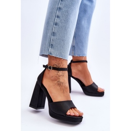 Satin-Sandalen auf massiven Absätzen Schwarze Ewigkeit 2