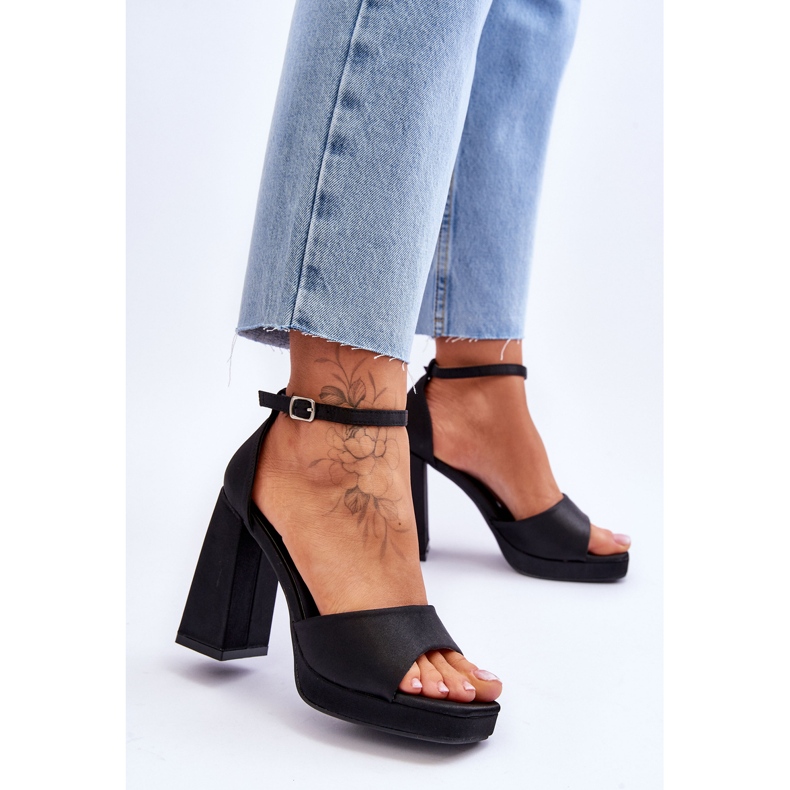 Satin-Sandalen auf massiven Absätzen Schwarze Ewigkeit 2