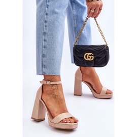 Modische Wildledersandalen mit eckigem Absatz in beigem Merila 2