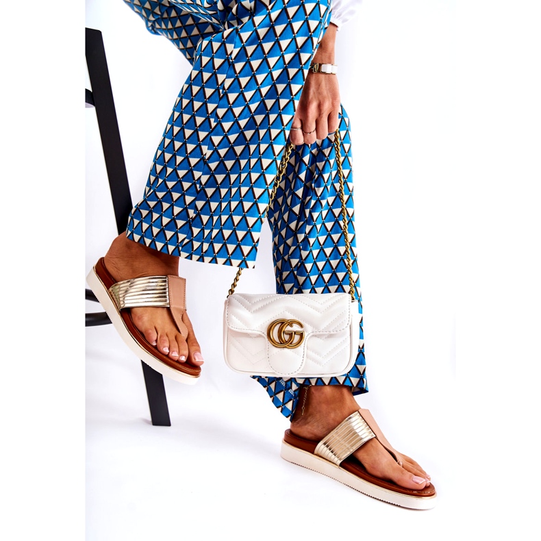 Frauenflip-Flops auf beige-Gold-Plattform 2