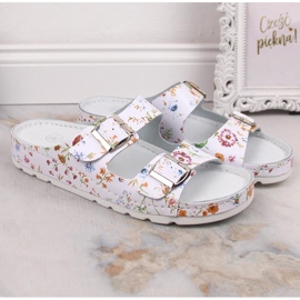 Bequeme Ledersandalen für Damen mit Blumen Helios 288 weiß 1