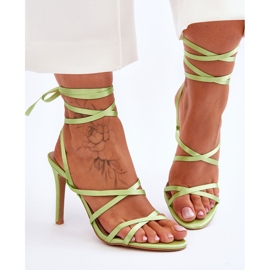 Gebundene Damensandalen auf einem grünen Meya-Absatz 1