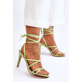 Gebundene Damensandalen auf einem grünen Meya-Absatz 2