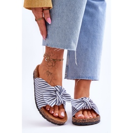 FJ1 Flip Flops auf einer Korkplattform mit weißen und blauen Streifen festlich 1