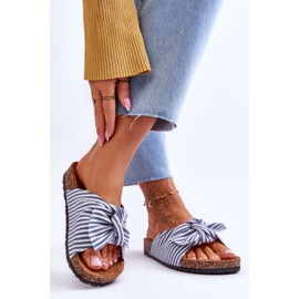 FJ1 Flip Flops auf einer Korkplattform mit weißen und blauen Streifen festlich 2