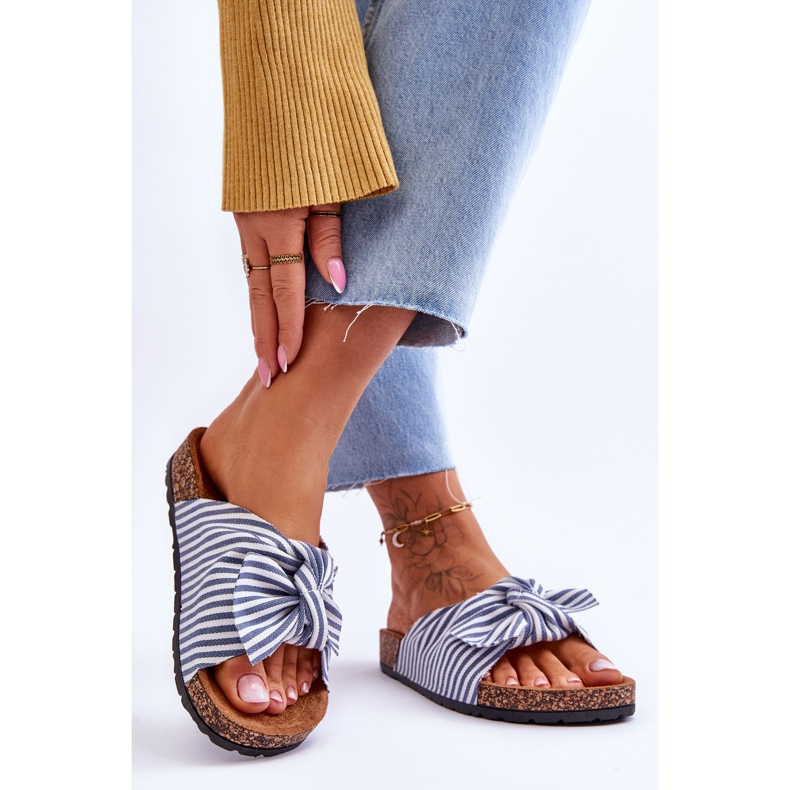 FJ1 Flip Flops auf einer Korkplattform mit weißen und blauen Streifen festlich 2