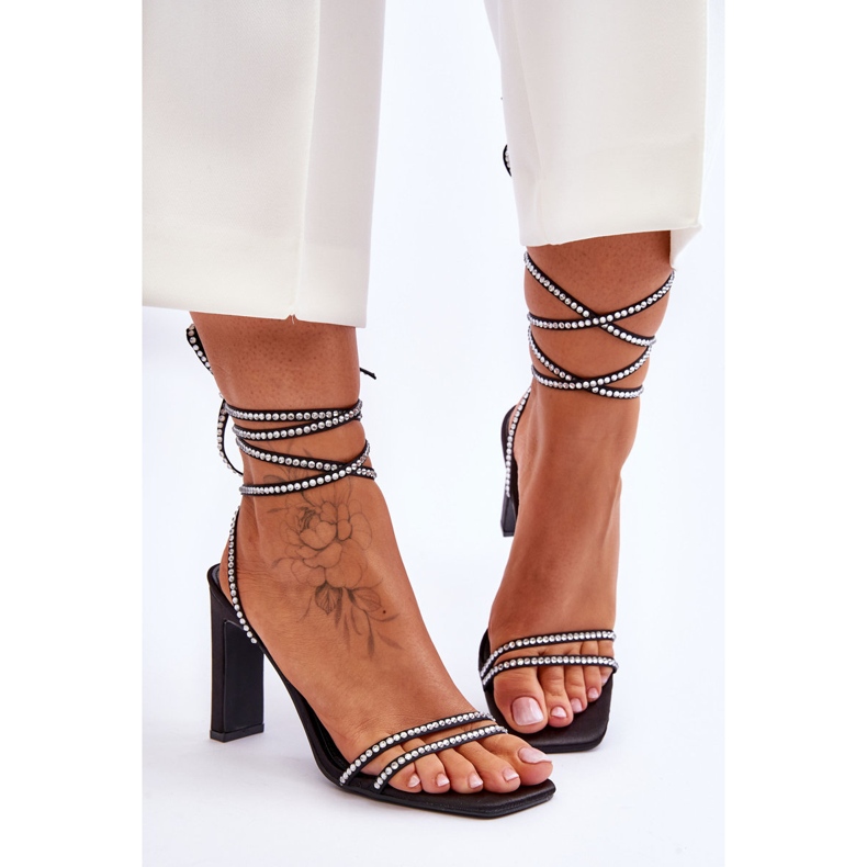 Elegante gebundene schwarze Nessy-Sandalen mit Strasssteinen 1