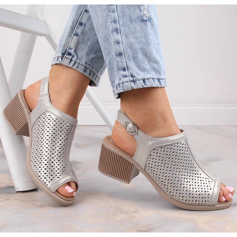 Beige/goldene durchbrochene Ledersandalen Filippo DS4475 2