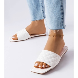 Weiße elegante Flip-Flops mit Steppung von Labrie 1
