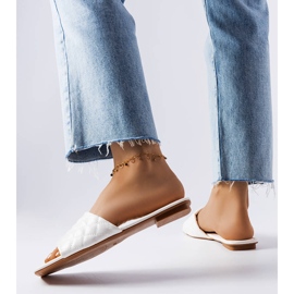 Weiße elegante Flip-Flops mit Steppung von Labrie 2