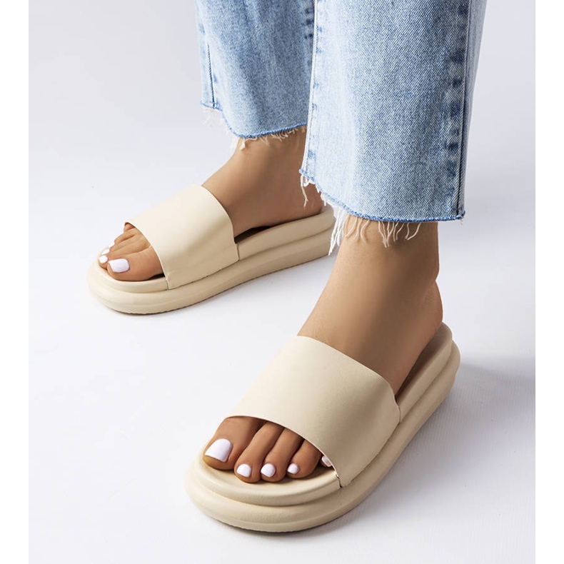 Beige Hausschuhe auf der Plattform 1