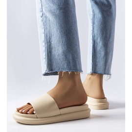 Beige Hausschuhe auf der Plattform 2