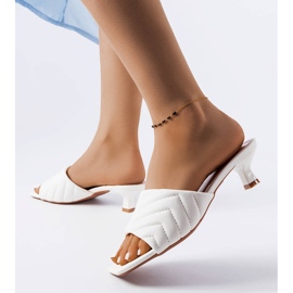 Weiße Flip-Flops mit niedrigem Absatz 1