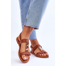 Flache Damen-Sandalen mit Zierriemen in Braunbeere 2