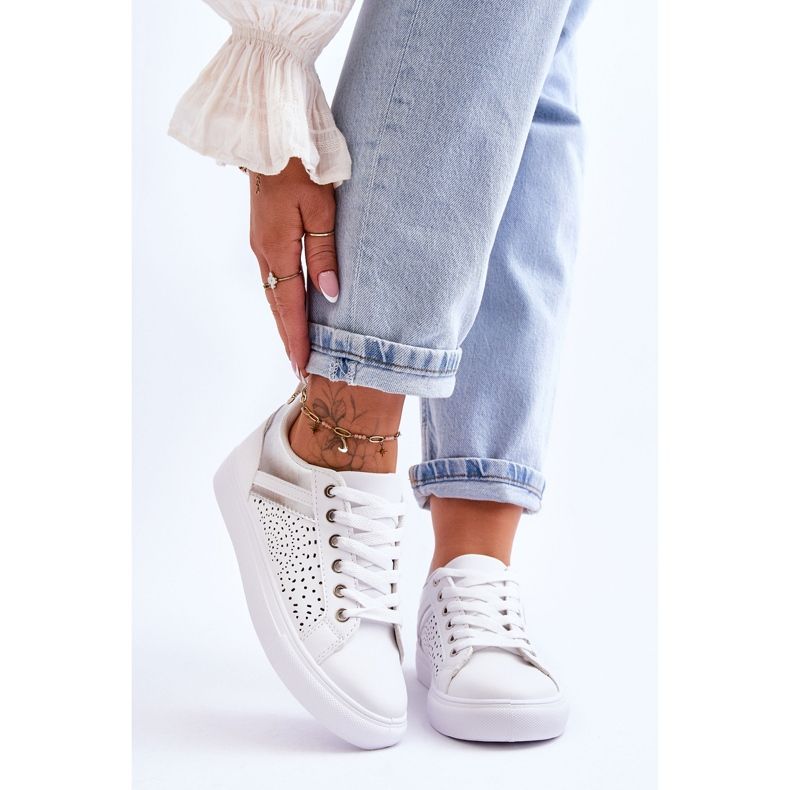 Klassische Sportschuhe mit durchbrochenem Muster in Weiß und Silber Happier 1