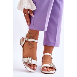 Weiße Mindley-Sandalen mit goldenen Absätzen 1