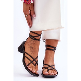 Gefesselte schwarze Sandalen mit hohen Absätzen und Flip-Flops. Geheime Liebe 1