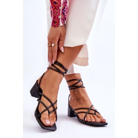 Gefesselte schwarze Sandalen mit hohen Absätzen und Flip-Flops. Geheime Liebe 2