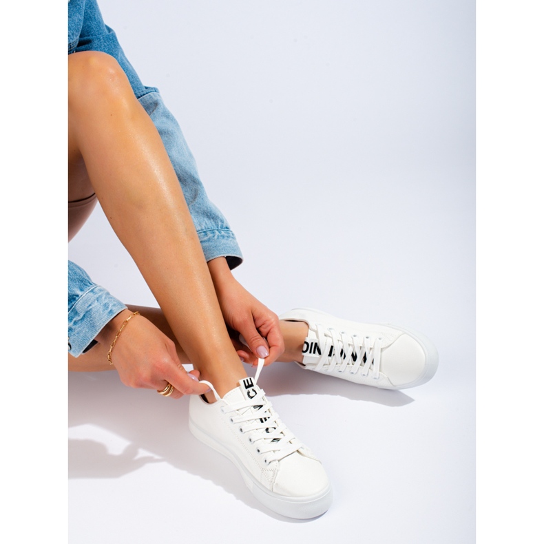 Weiße klassische Sportschuhe von Shelovet 1